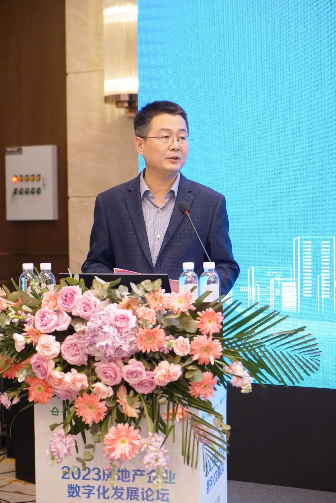 加快绿色低碳转型，建设美丽宜居城乡丨bv伟德源自英国始于1946新型“物管城市”模式亮相2023房地产企业数字化发展论坛