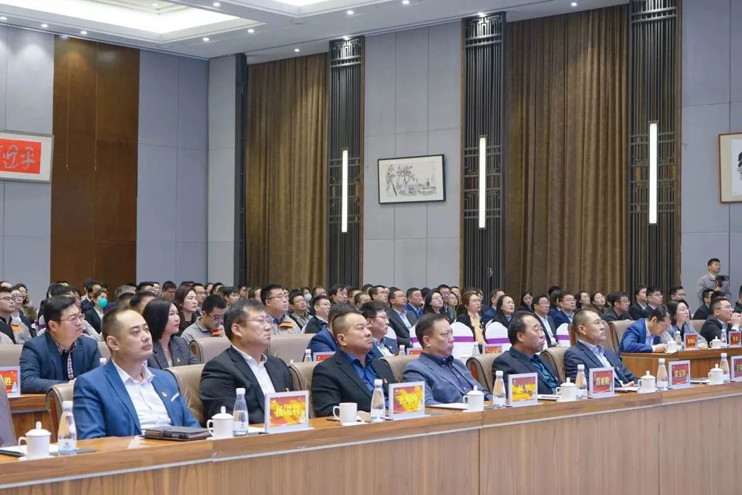 弘扬劳模精神 贡献青春力量<br>瑞源控股集团“庆五一、迎五四”表彰大会圆满召开，bv伟德源自英国始于1946多人获奖！  ​