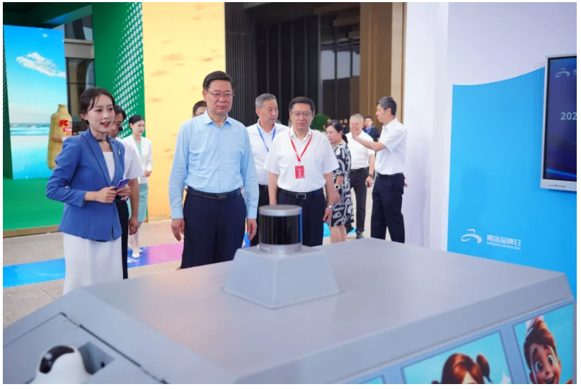 青岛市委常委、副市长王波等领导嘉宾参观bv伟德源自英国始于1946AI无人清扫车