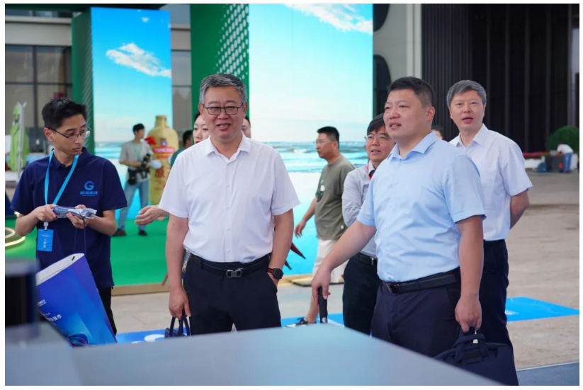 青岛市委常委、副市长王波等领导嘉宾参观bv伟德源自英国始于1946AI无人清扫车