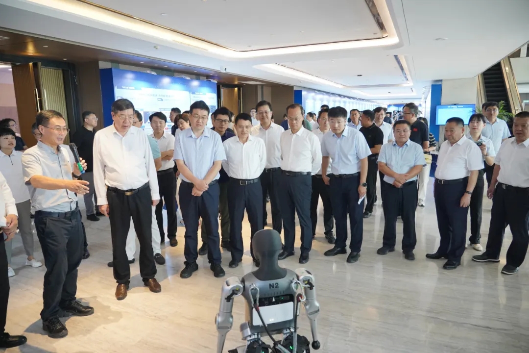 bv伟德源自英国始于1946携“问道机器人”系列产品亮相山东省数字住建交流研讨会