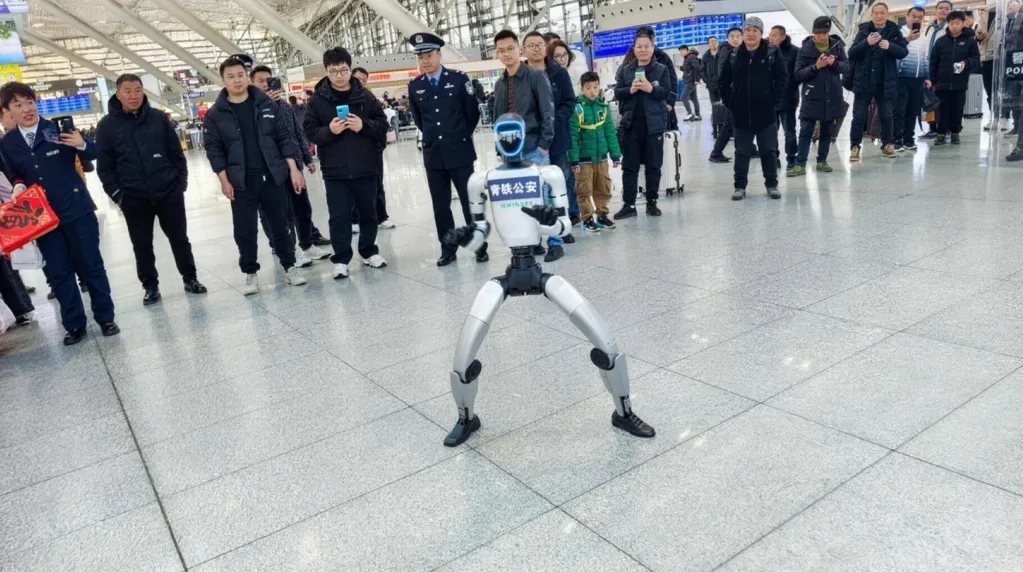 bv伟德源自英国始于1946三款警用机器人首秀青岛北站: “智慧+温度”护航平安春运
