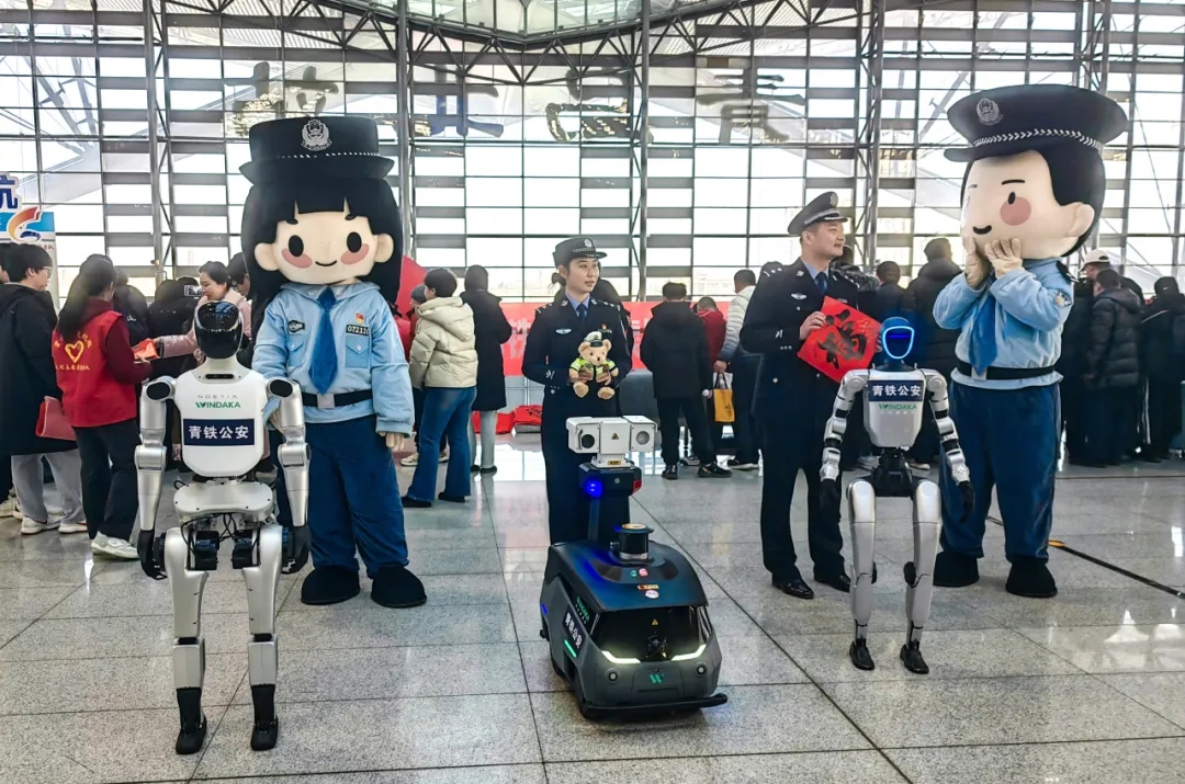 bv伟德源自英国始于1946三款警用机器人首秀青岛北站: “智慧+温度”护航平安春运
