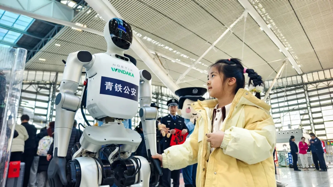 bv伟德源自英国始于1946三款警用机器人首秀青岛北站: “智慧+温度”护航平安春运